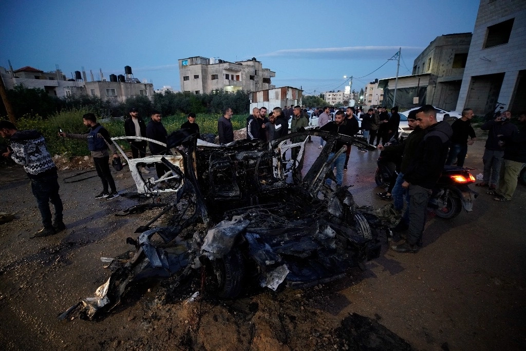Vehículo destruido tras un ataque aéreo israelí, en la ciudad Cisjordana de Jenin. Foto Xinhua 
