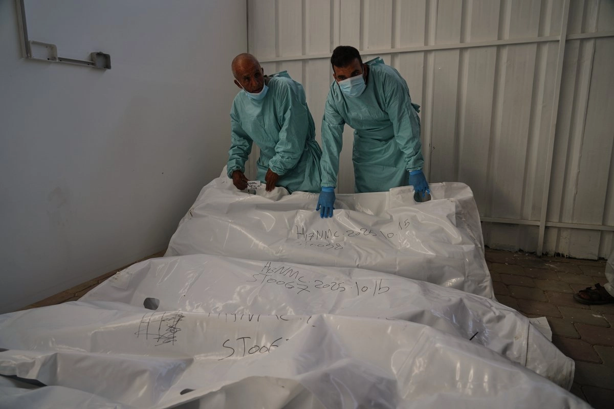 Los cuerpos de 45 palestinos fallecidos retenidos por Israel fueron entregados a Gaza; en la imagen se observa a la manipulación de los cadáveres en el Hospital Nasser en Jan Yunis, el miércoles 15 de octubre de 2025. Foto 