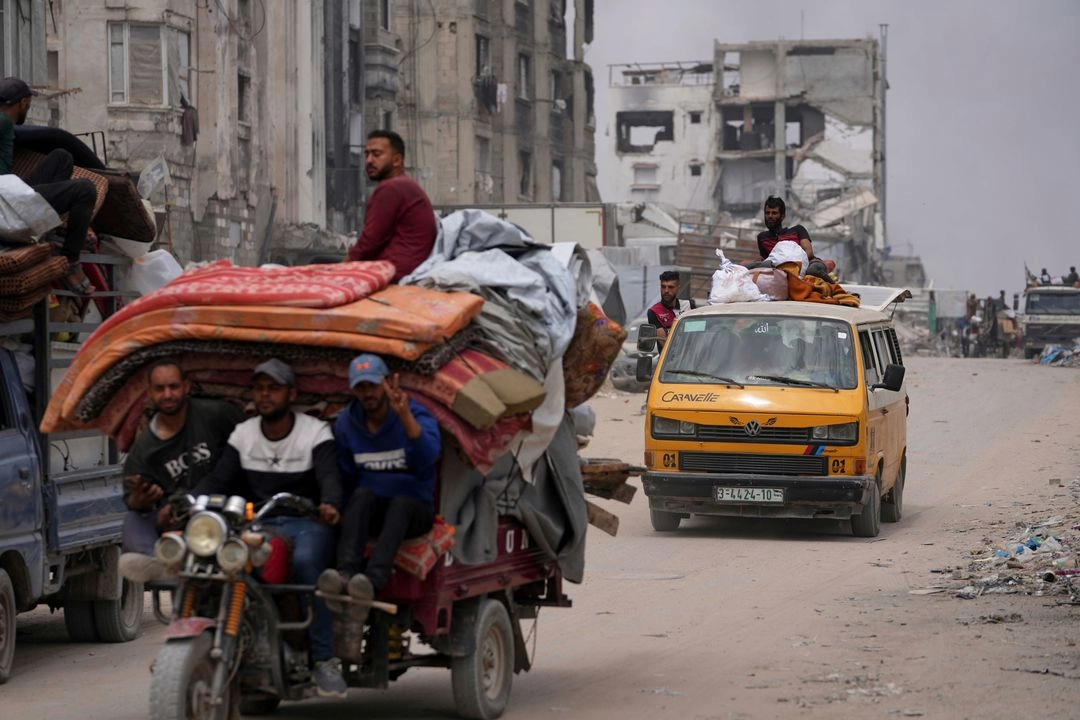 Palestinos desplazados que huyen de Beit Lahia en medio de las operaciones militares israelíes en la Franja de Gaza llegan a Jabalia, en el norte de Gaza, el domingo 18 de mayo de 2025. Foto 