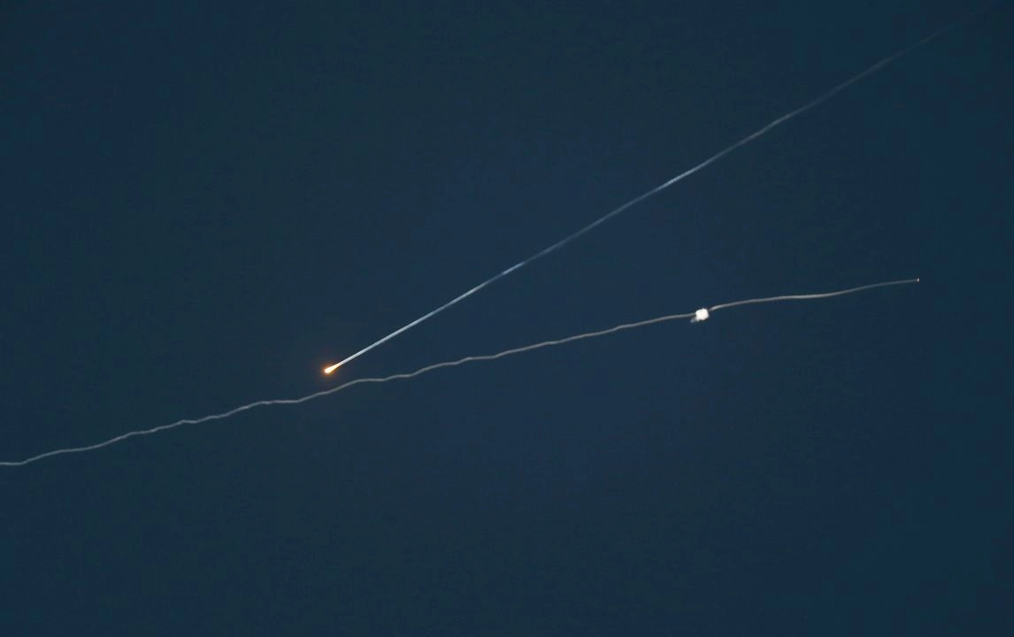 Rastros de misiles y humo de un cohete yemení presuntamente interceptado por Israel. Foto