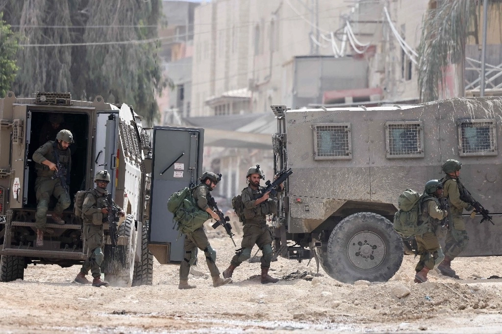Soldados israelíes en una redada ayer en el campo de refugiados palestinos Nur Shams, en Tulkarem, Cisjordania reocupada. Foto Afp 