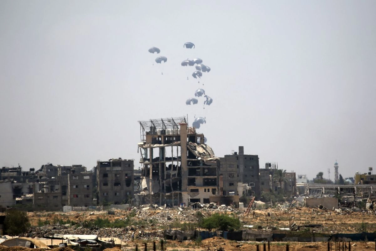 Ayuda aérea humanitaria cae en el campamento de refugiados de Nuseirat, en el centro de la Franja de Gaza, el 4 de agosto de 2025. 