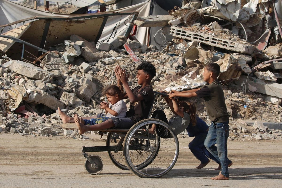 Niños palestinos desplazados en el campamento de refugiados de Bureij, en el centro de la franja de Gaza.