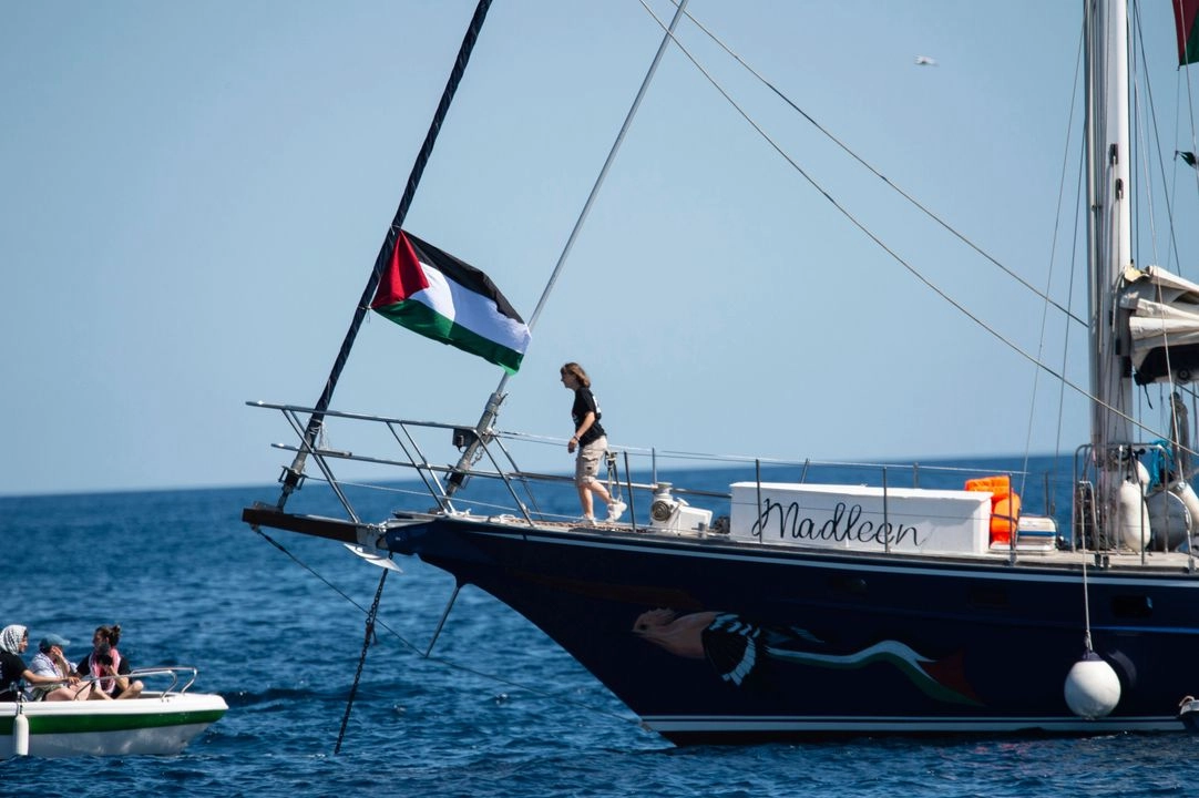 La activista Greta Thunberg y otro miembro de la tripulación de la "Flotilla de la Libertad" rumbo a Gaza denunciaron en redes sociales el sobrevuelo de un dron sobre su embarcación. Foto 