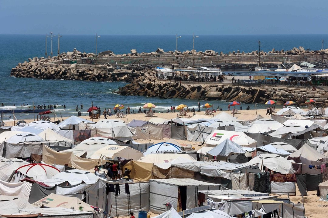 Tiendas de campaña instaladas como refugios temporales para palestinos desplazados a lo largo de la costa de la ciudad de Gaza el 25 de mayo de 2025. Foto