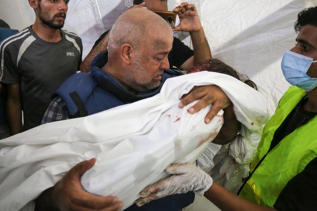 El corresponsal en Gaza de la cadena Al Jazeera sostiene el cuerpo de su hija, muerta en un ataque israelí junto con la esposa del comunicador, otro hijo y un nieto. ¿Se vengan de nosotros a través de nuestros hijos?, lamentó entre llanto Wael Dahdouh. Foto Afp



