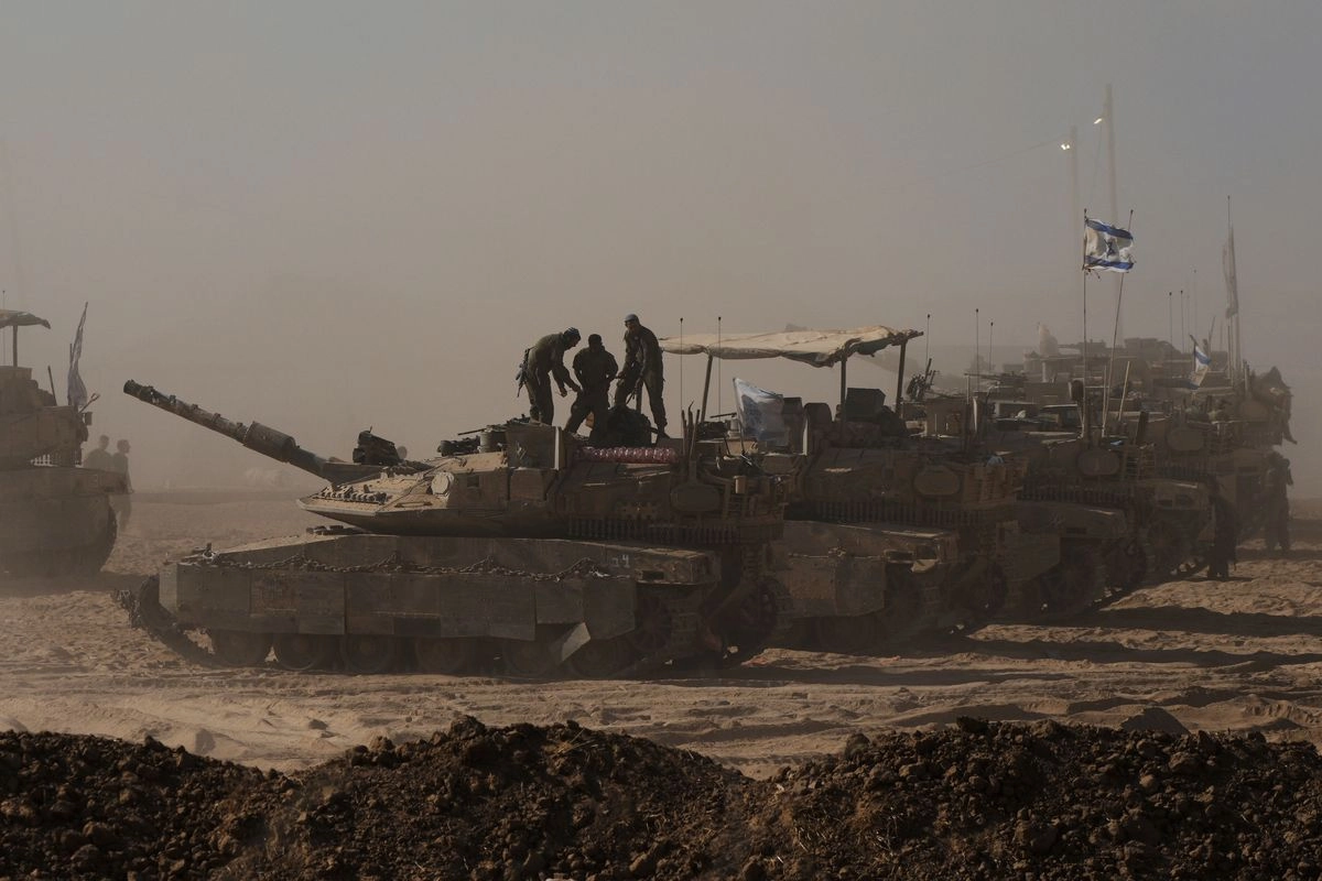 Soldados israelíes trabajan sobre un tanque cerca de la frontera entre Israel y Gaza, el 18 de agosto de 2025. Foto 