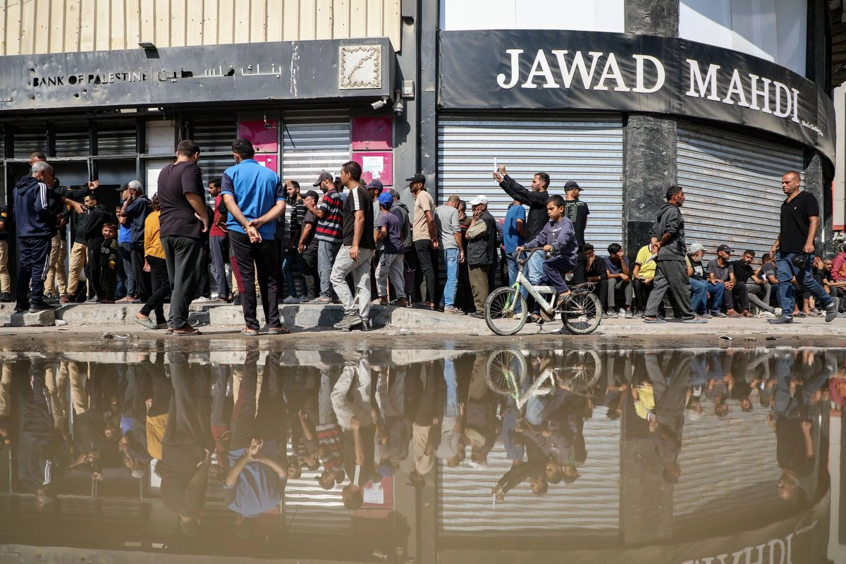 Aunque los bancos en el enclave reabrieron a mediados del mes pasado, no cuentan con liquidez para entregar el efectivo necesario para comprar alimentos debido al bloqueo israelí.