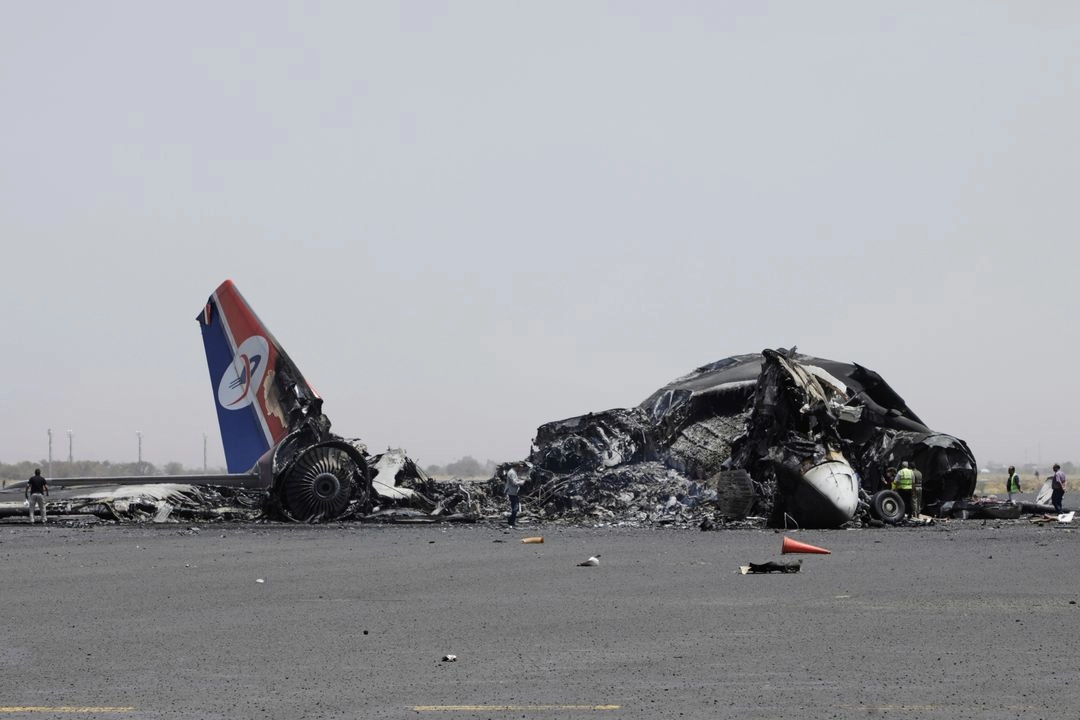 Yemeníes inspeccionan los restos de un avión civil destruido tras los ataques aéreos israelíes en el Aeropuerto Internacional de Saná, Yemen, el miércoles 7 de mayo de 2025. Foto  