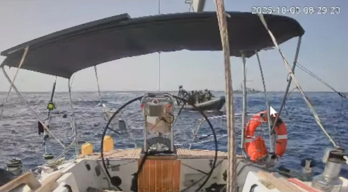 Captura de pantalla de un video publicado por Global Sumud Flotilla donde muestra a las fuerzas israelíes interceptando al “Marinette”, el último barco de una flotilla de ayuda que intentaba llegar a Gaza, el 3 de octubre de 2025. Foto Global Sumud Flotilla vía 