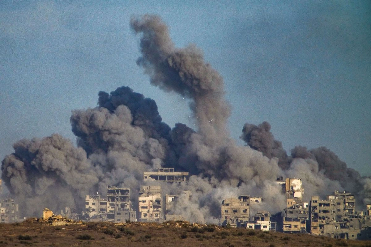  Columnas de humo sobre la franja de Gaza tras un bombardeo israelí.