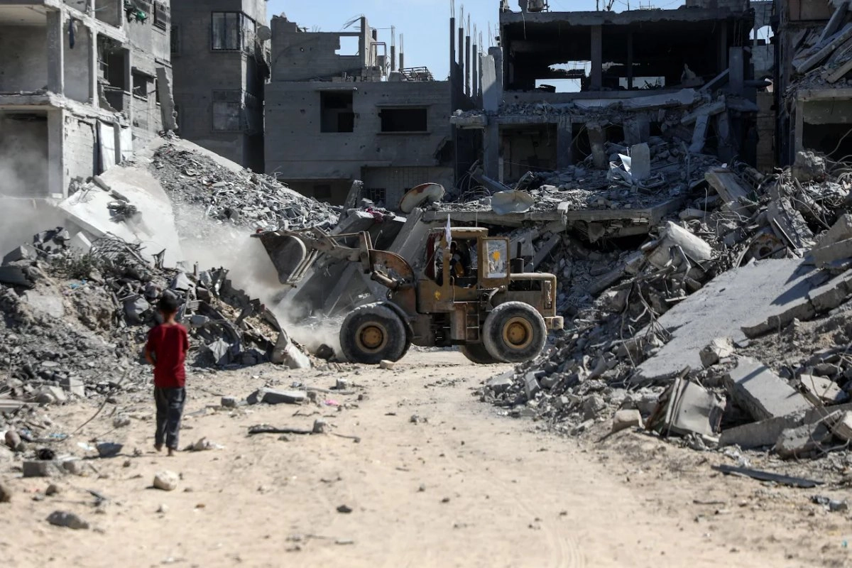 Israel lanzó 153 toneladas de bombas sobre la franja de Gaza el fin de semana, se jactó Benjamin Netanyahu, al afirmar que Hamas asesinó a dos militares, de lo que no presentó pruebas; el grupo islamita niega implicación. 