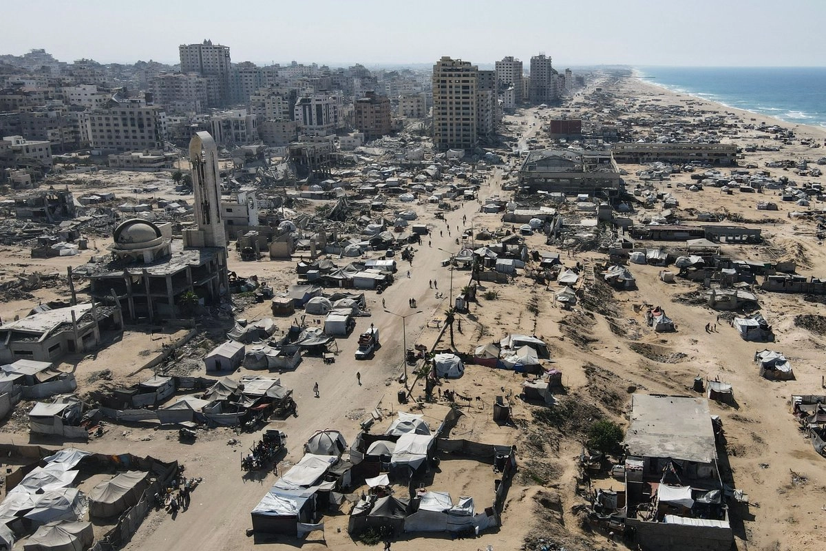 Una vista aérea muestra tiendas de campaña que albergan a palestinos desplazados en la zona dañada por la guerra que rodea el puerto de la ciudad de Gaza el 20 de octubre de 2025, durante un alto el fuego mediado por Estados Unidos entre Israel y las facciones palestinas.  Foto