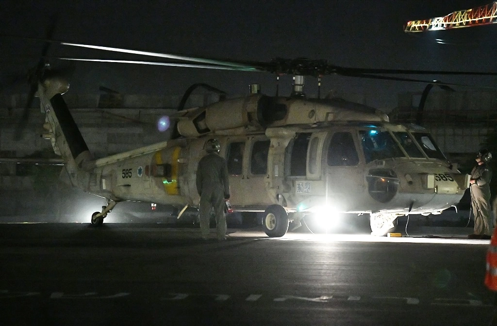 Un helicóptero del ejército israelí transporta a dos mujeres que eran rehenes del grupo Hamas. Foto Xinhua.