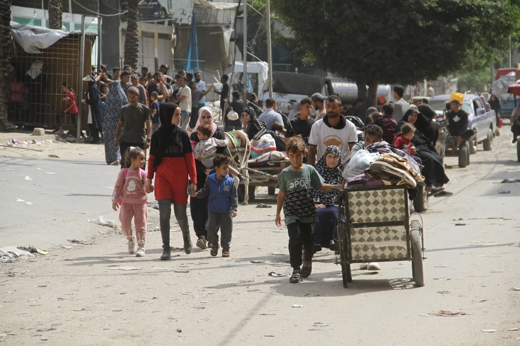 Palestinos abandonan el campamento de refugiados de Jabaliya, en el norte de la franja de Gaza, luego de los intensos ataques del ejército israelí del domingo pasado. Foto Xinhua 