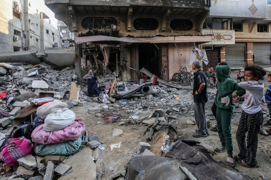 Palestinos buscan menaje útil en el que fuera un campamento de refugiados de Shati, sitio de un ataque aéreo israelí en la ciudad de Gaza.