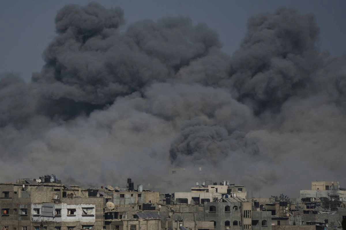 Vista de la periferia de la ciudad de Gaza tras ataques israelíes que se prolongaron durante la madrugada y la mañana del domingo 24 de marzo de 2025. Foto 