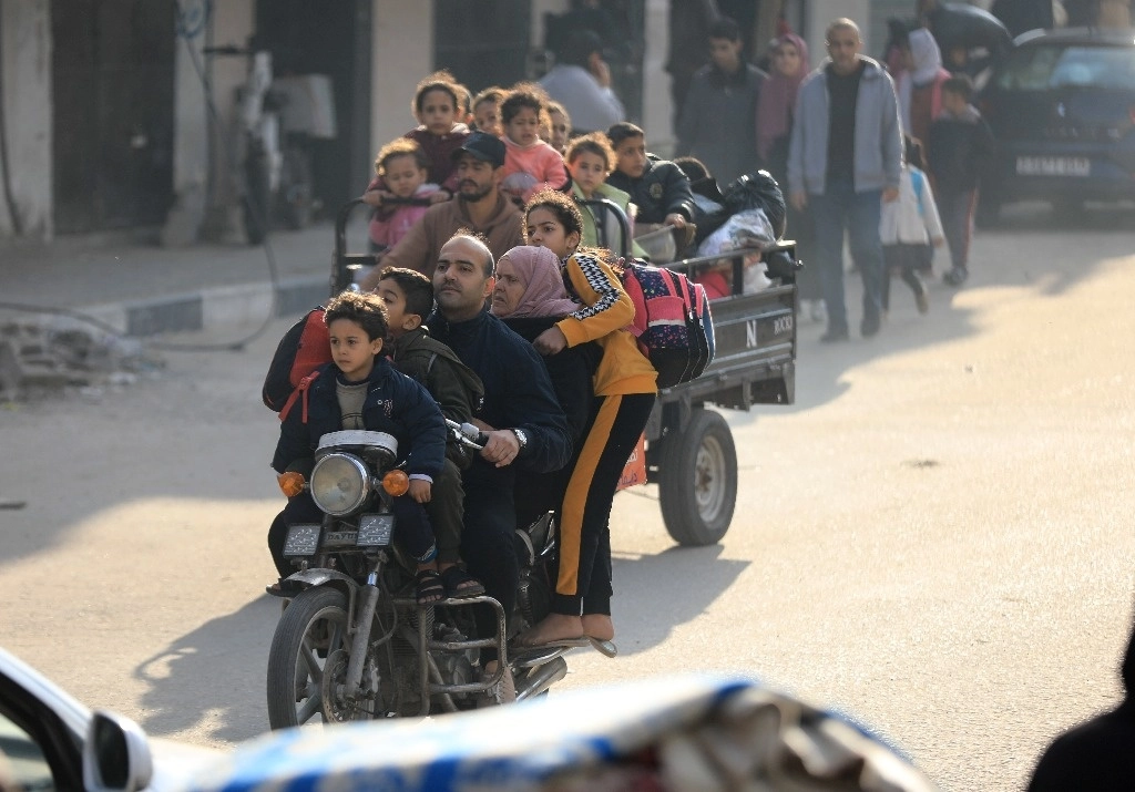 La ONU advirtió que "el infierno en la Tierra ha vuelto a Gaza", donde sigue el desplazamiento interno de palestinos, mientras se estima que aún hay unos 140 rehenes en poder de Hamas. Foto Xinhua