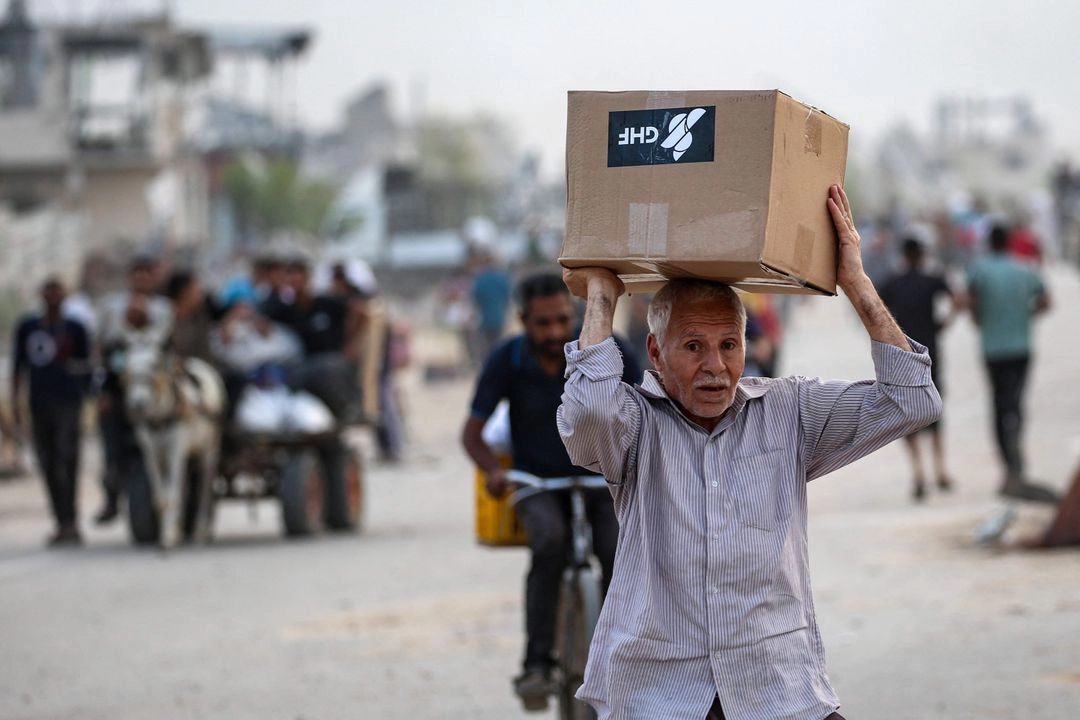 Un hombre transporta suministros de la Fundación Humanitaria de Gaza (FGH), un grupo de ayuda privado respaldado por Estados Unidos que ha eludido el sistema de la ONU en la Franja, el 8 de junio de 2025. Foto