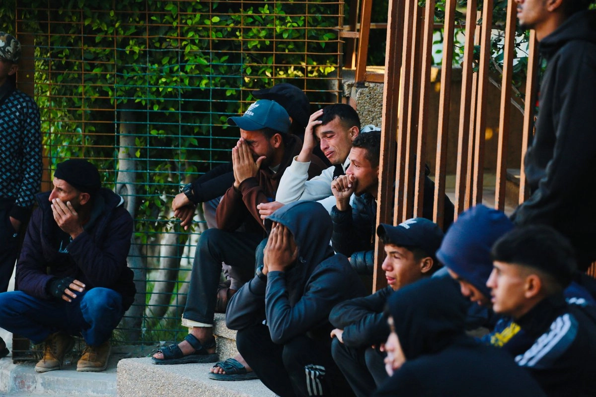 Hombres palestinos lloran a sus fallecidos afuera del hospital Nasser en Jan Yunis, tras un ataque israelí al sur de la franja de Gaza, el 3 de diciembre de 2025. Foto 
