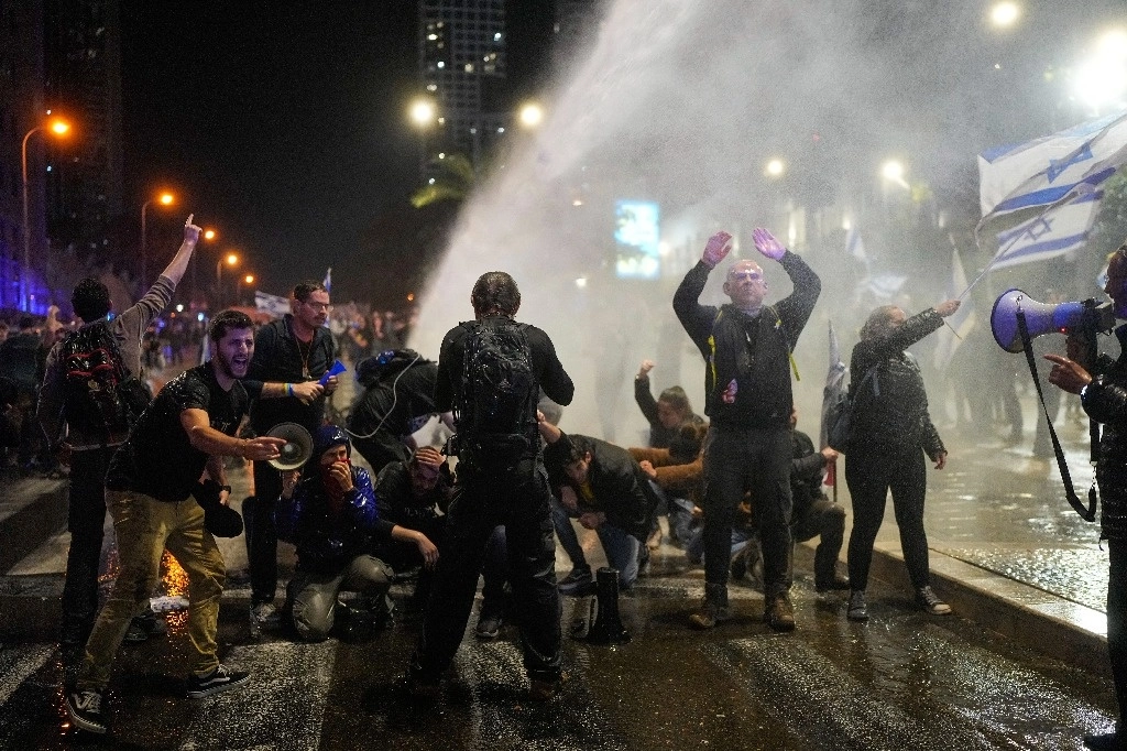 La policía utiliza cañones de agua para dispersar a los manifestantes durante una protesta contra el gobierno del primer ministro israelí, Benjamín Netanyahu, en Tel Aviv, Israel, este 24 de febrero de 2024. Foto Ap