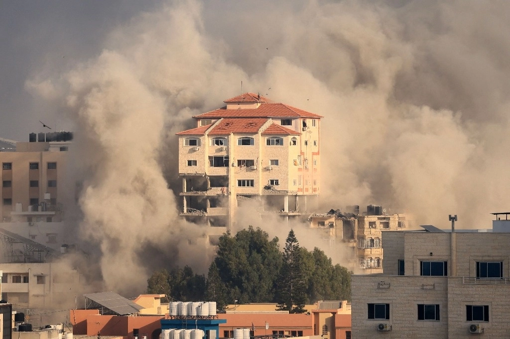 Columnas de humo se elevan en la ciudad de Gaza, tras un bombardeo isrealí este miércoles. Foto Afp 