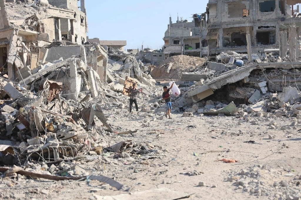 Palestinos recuperan algunas utensilios entre los escombros en Shujaiya, ciudad de Gaza, el 10 de julio de 2024. Foto Afp