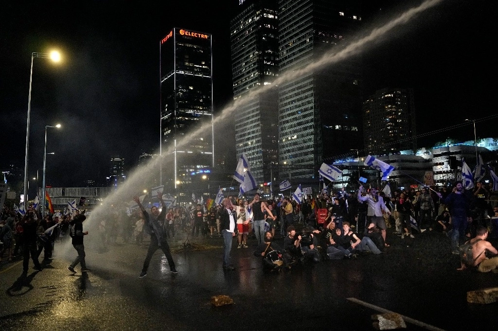 Miles salieron a las calles a inconformarse por la reforma. Foto Ap