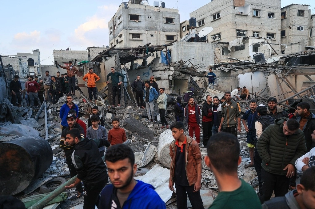Búsqueda de sobrevivientes entre escombros de un edificio bombardeado en Rafah, al sur de la Franja de Gaza. Foto Afp 