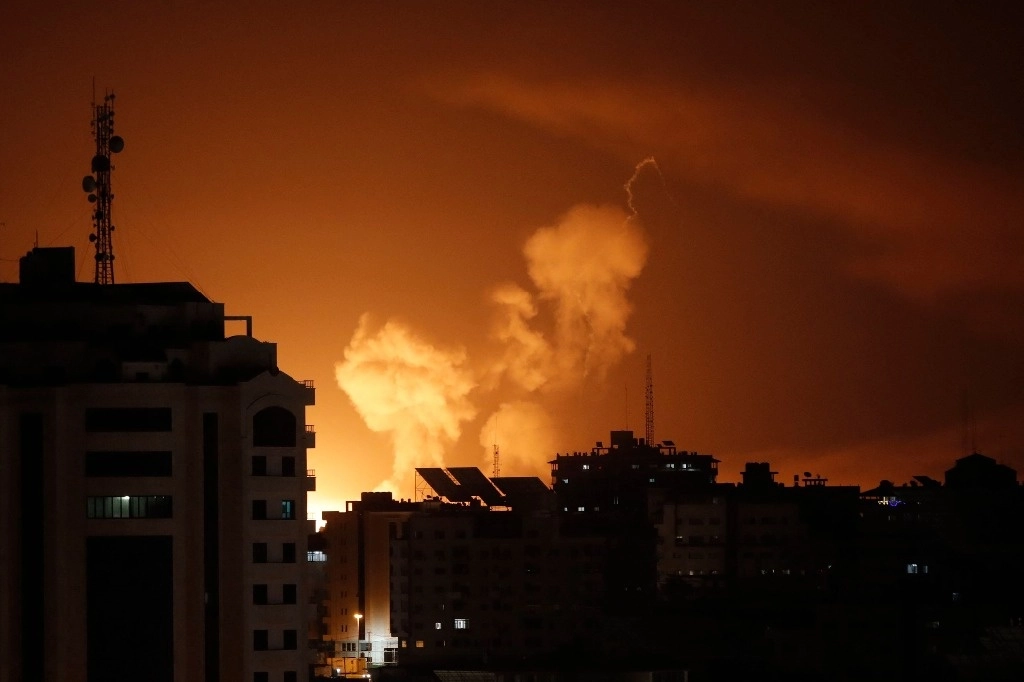 Al menos se escucharon tres explosiones en Gaza, provocadas por bombardeos del ejército israelí, el 6 de abril de 2023. Foto Afp

