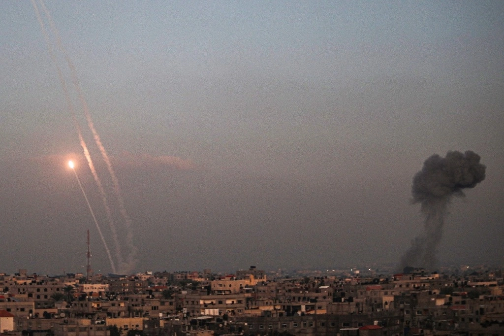 Militantes palestinos disparan cohetes hacia Israel, luego del fin de la tregua. Foto Afp