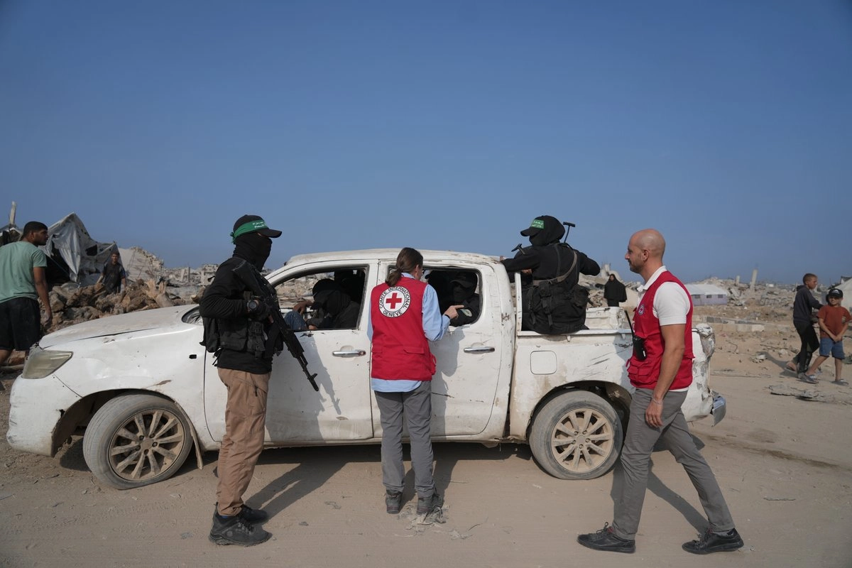 Militantes de Hamas y personal de la Cruz Roja Internacional se movilizan hacia el este de Gaza para seguir buscando los cadáveres de rehenes israelíes, el 13 de noviembre de 2025. Foto 