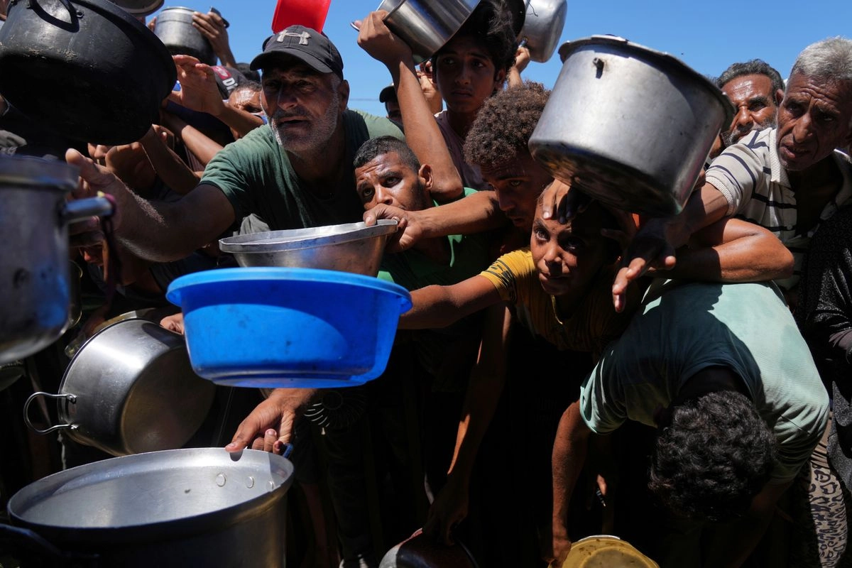 Palestinos esperan para recibir alimentos en una cocina comunitaria en Jan Yunis, en el sur de la franja de Gaza, el 1 de septiembre de 2025. Foto 
