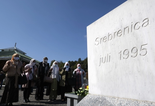 La cineasta bosnia Jasmila Zbanic (tercera a la izquierda) acudió al cementerio conmemorativo de Potocari antes de la primera proyección pública de la cinta’Quo Vadis, Aida?’ , sobre la masacre de Srebrenica. Foto Ap