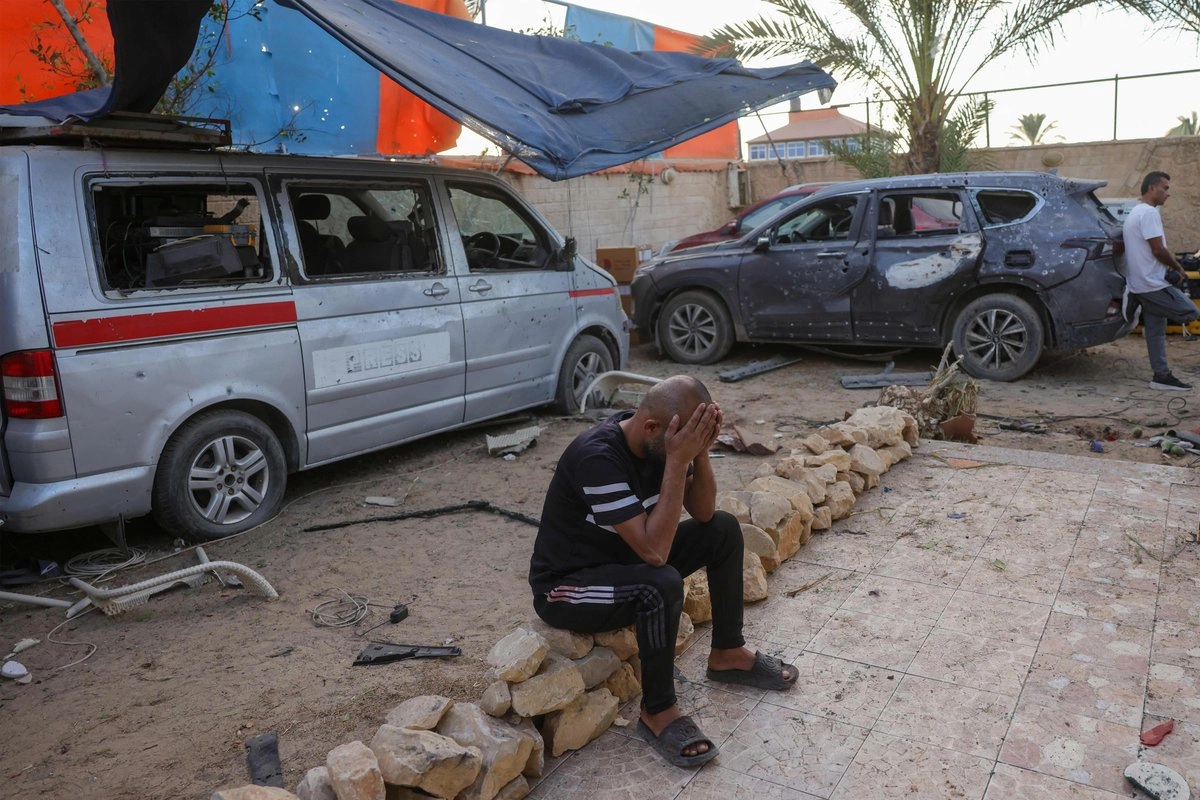 Un hombre llora tras un ataque israelí que, según informes, impactó una casa de periodistas en la ciudad de Al-Zawayda, cerca de Deir al-Balah, en el centro de Gaza, el 19 de octubre de 2025. Foto 