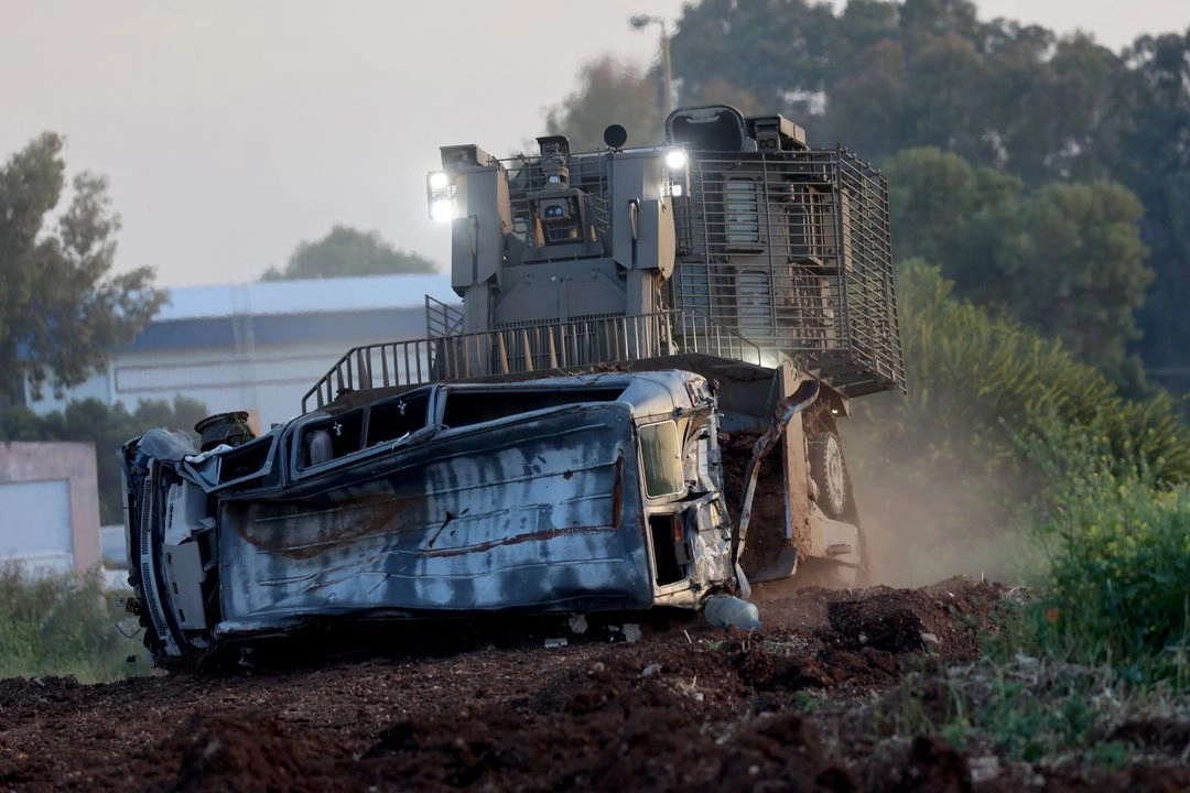 Una excavadora D9 no tripulada destruye un vehículo durante una demostración a la prensa en las instalaciones de Industrias Aeroespaciales de Israel (IAI), cerca de Tel Aviv, el 26 de marzo de 2025. Foto 