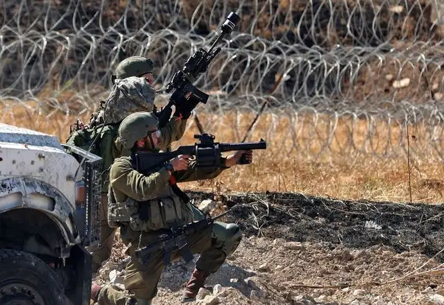 Fuerzas de seguridad israelís apuntan sus rifles hacia manifestantes palestinos en la ciudad de Nablus. Foto Afp