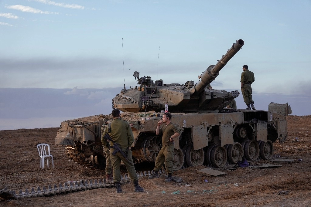 Soldados israelíes cerca de la frontera con la franja de Gaza, en el sur de Israel, el 28 de noviembre de 2023, en el quinto día de un alto el fuego temporal entre Israel y Hamás. Foto Ap