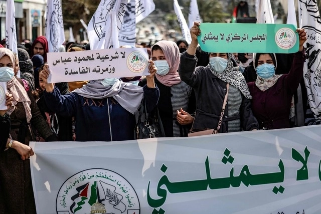Los palestinos salen a las calles de la ciudad de Gaza para manifestarse en la reunión de del Consejo Legislativo Palestino celebrada ayer. Foto Afp