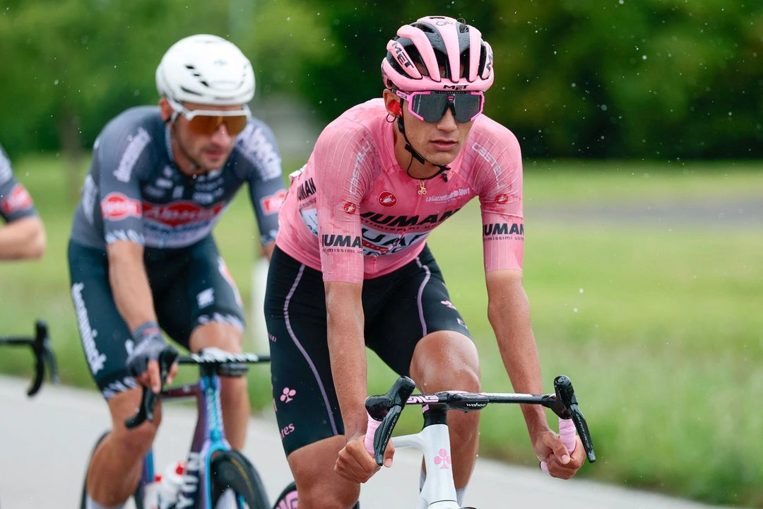  El ciclista mexicano Isaac Del Toro, con la 'maglia' rosa de líder general, pedalea durante la etapa 14 del Giro de Italia. Este recorrido de 195 kilómetros va de Treviso, Italia, hasta Nova Gorica, Eslovenia, el 24 de mayo de 2025. Foto 
