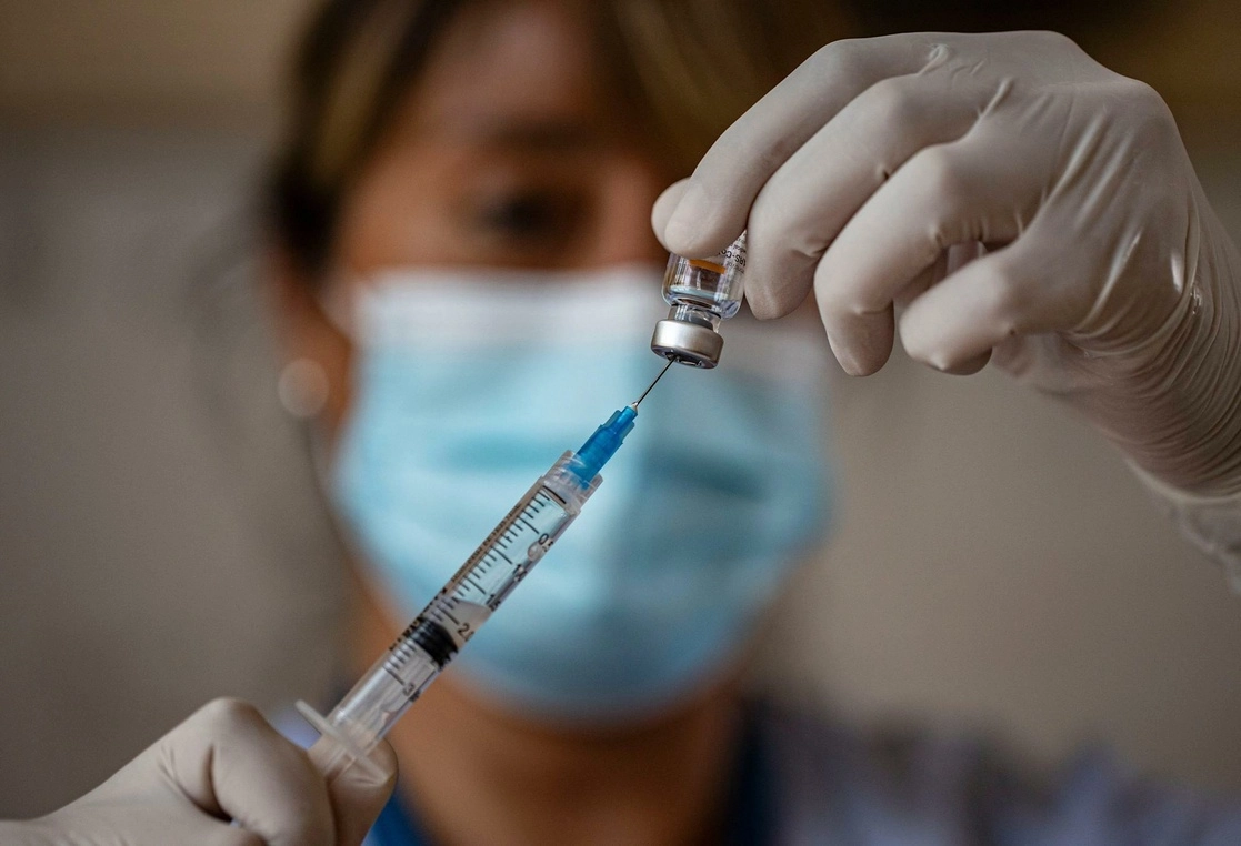 Personal de salud aplica una dosis de la vacuna anticovid. Foto Cristina Rodríguez / Archivo