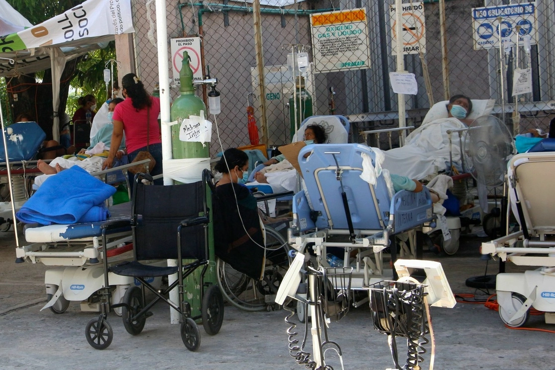 El Hospital General del Issste tuvo que atender a sus pacientes en el estacionamiento de este hospital luego de sufrir daños en su estructura durante el sismo del pasado 7 de septiembre. Foto Cuartoscuro 