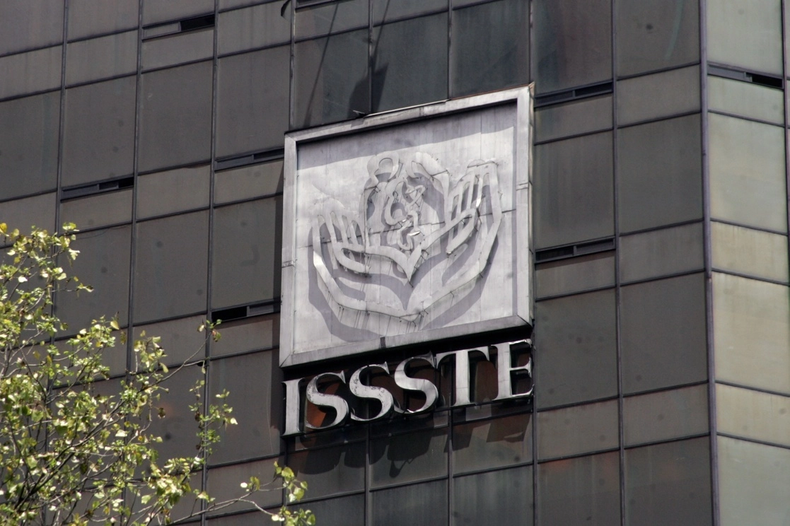 El Issste y su Sindicato Nacional de Trabajadores tendrán una reunión conciliatoria el próximo martes para atender las peticiones del personal, que se opone al cambio de la lista de firmas de asistencia por un registro biométrico. Foto Roberto García Rivas / Archivo