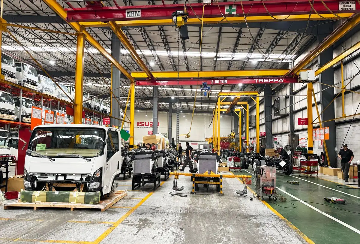 Isuzu cuenta con una conexión importante en distintos continentes a través de sus fábricas para fortalecer su estrategia como marca. La planta de San Martín Obispo, Estado de México, está a la altura del resto de sus similares en el mundo. Foto 
