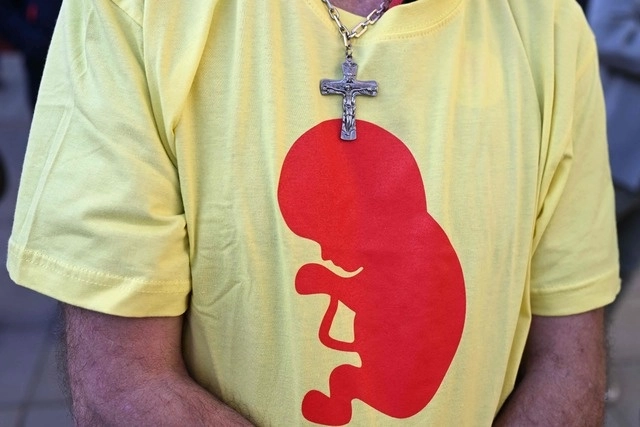 El Senado italiano avaló una controvertida ley para que grupos antiaborto acudas a clínicas tratar de convencer a mujeres de su decisión. Foto Afp