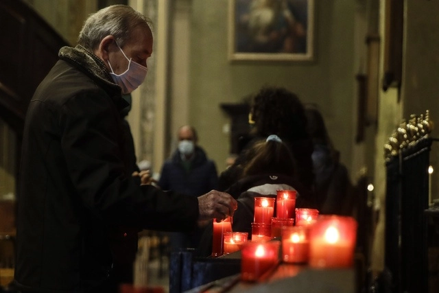 Con servicios religiosos se rindió homenaje a los más de 95 mil fallecidos por Covid-19 en Itaia. Foto Ap