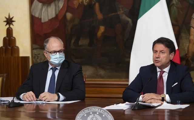 El primer ministro italiano, Giuseppe Conte (derecha). Foto Pool Photo vía Ap / Archivo