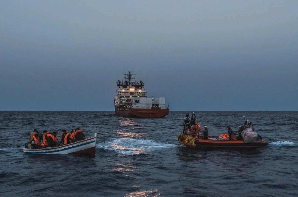 El barco humanitario ‘Ocean Viking’ durante una operación de rescate de migrantes en el mar Mediterráneo. Foto Europa Press / Archivo