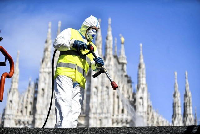 Un trabajador desinfecta la plaza del Duomo en Milán, Italia. Foto Ap