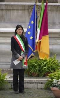 La alcaldesa de Roma, Virginia Raggi, al lado de banderas a media asta, guarda un minuto de silencio en memoria de las víctimas del coronavirus.Foto Ap